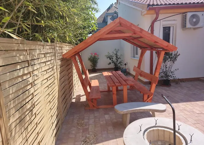 Oecsi Vendeghaz Apartment *